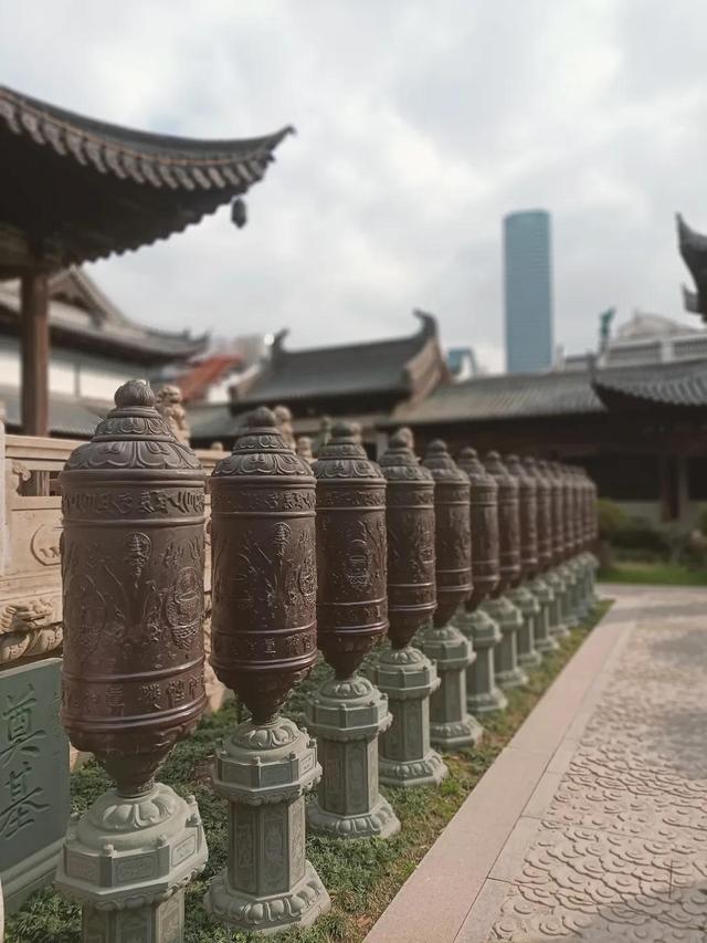 香港女孩意外溺亡，转世成大陆寺院主持，认出前来祈福的总裁父亲