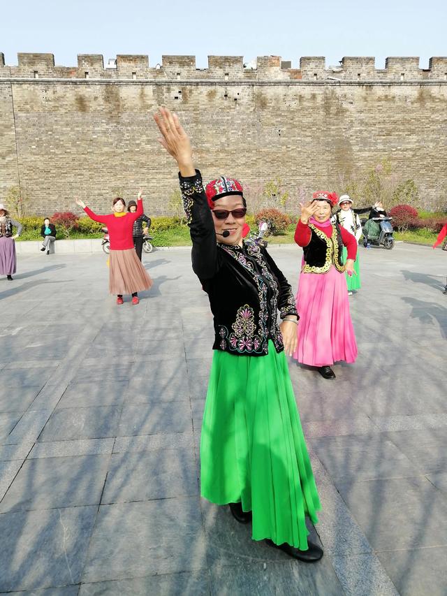 励志群名称大全微信名我把襄阳新疆舞欢乐群推荐给“今日头条”的回顾励志群名