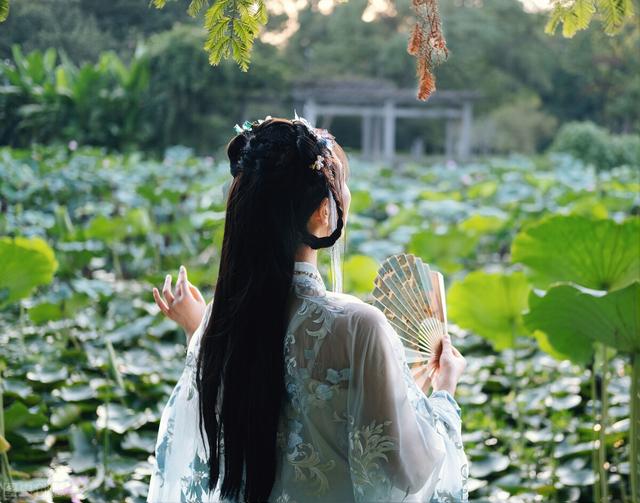 女生网名简单干净有气质两个字干净的两字网名女生简单气质女孩起名自有山川之坦荡的女孩名，清风迎面，白水清流